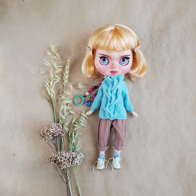Blythe pattern knit sweater with voluminous braid in the center and braids on the sleeves, Blythe clothes pattern