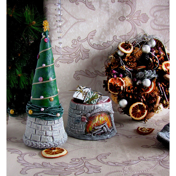 Trinkets box shaped like a Christmas Tree. A wonderful addition to your Christmas decor! (2).JPG