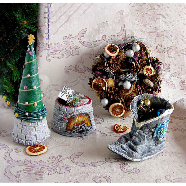 Trinkets box shaped like a Christmas Tree. A wonderful addition to your Christmas decor! (3).JPG