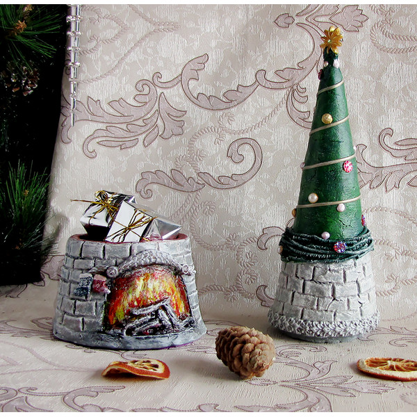 Trinkets box shaped like a Christmas Tree. A wonderful addition to your Christmas decor! (6).JPG