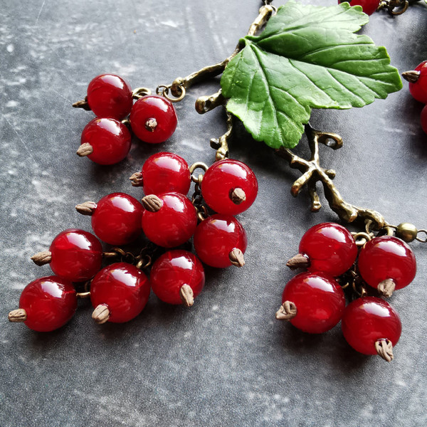 necklace-red-currant-berries-on-bronze-branches-and-chains-1.jpg