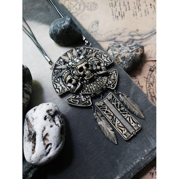 three skull decor pendant necklace
