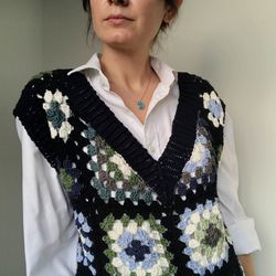 Crocheted v-neck vest in granny square teqnique merino wool yarn