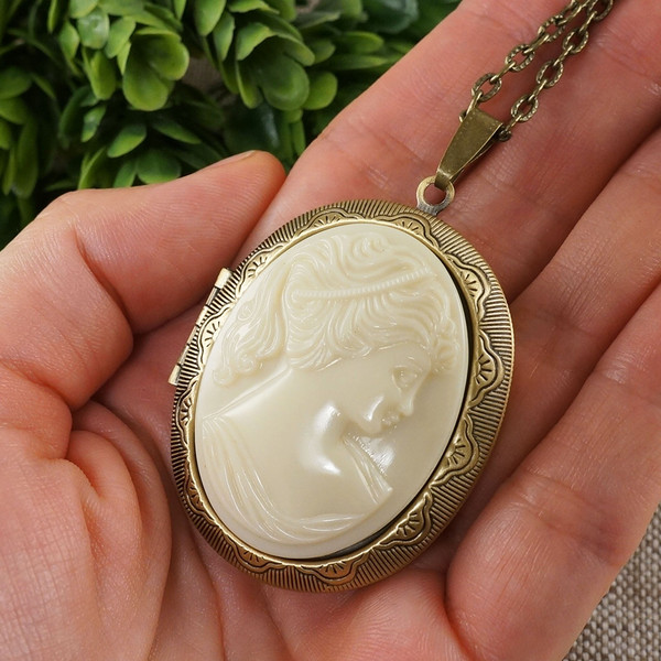 ivory-vintage-glass-lady-cameo-photo-locket-keepsake-pendant-wedding-necklace-jewelry