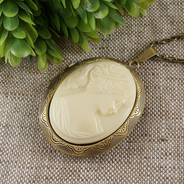 cream-white-beige-vintage-glass-victorian-antique-girl-lady-cameo-brass-bronze-photo-locket-pendant-wedding-necklace-jewelry