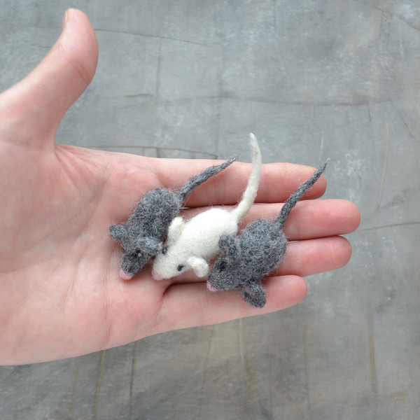 Needle felted tiny mouse (10).JPG