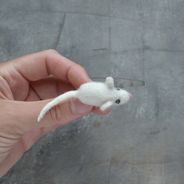 Needle felted tiny mouse (3).JPG