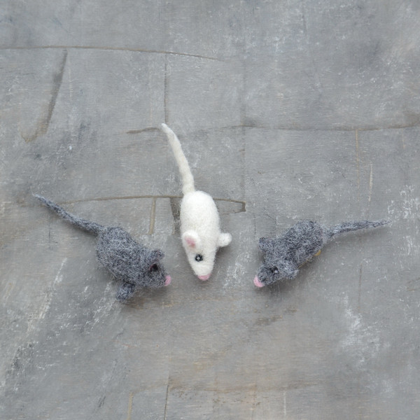 Needle felted tiny mouse (8).JPG