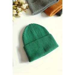 Knitted hat with lapel in emerald green.
