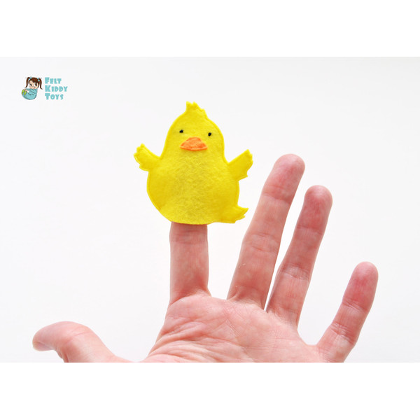 Duckling finger puppet