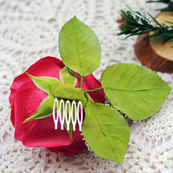 Back-side-of-comb-is-red-snowy-rose.jpg