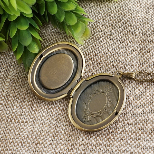 brass-bronze-keepsake-photo-locket-pendant-necklace-jewelry