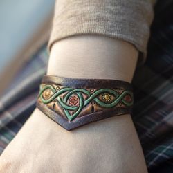 forestcore women's jewelry. leather bracelet for fairy cosplay clothing. forest witch bracelet for woodland wedding.