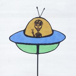 ufo plant stake, ufo stained glass, alien ornament, ufo suncatcher, garden stake, yard stake, ufo ornament suncatcher