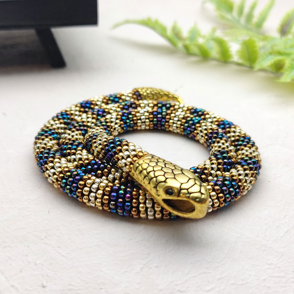 gold-snake-necklace (7).jpg