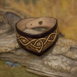 Brown bracelet for forest witch. Women's jewelry in forestcore style. Leather bracelet for woodland wedding.