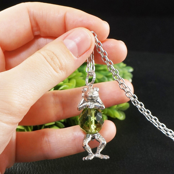 silver-frog-necklace