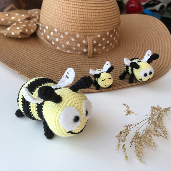 3 bees on the background of the hat