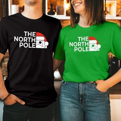 TSHIRT (5226) The NORTH POLE Santa Christmas T-Shirt Xmas Gift for Men Womens Family Holidays