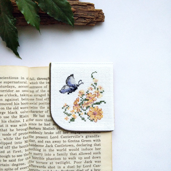 Bookmark-corner-butterfly-flowers-doronicum-personalized-gift-1.jpg
