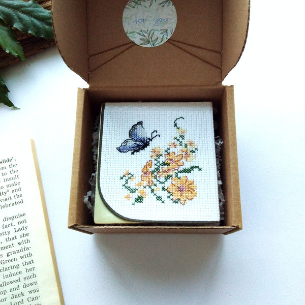 Bookmark-corner-butterfly-flowers-doronicum-personalized-gift-5.jpg