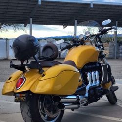 bags for motorcycle triumph rocket 3 ( left and right). mounting hardware included.