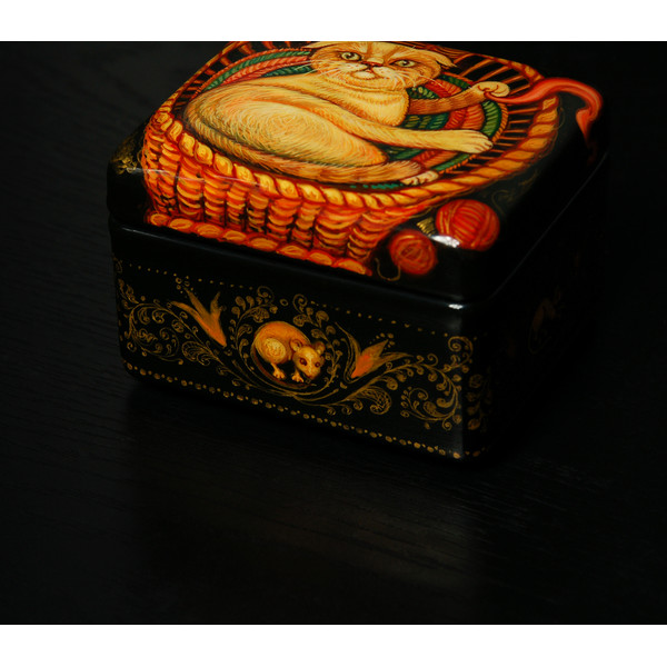 Cat lacquer box