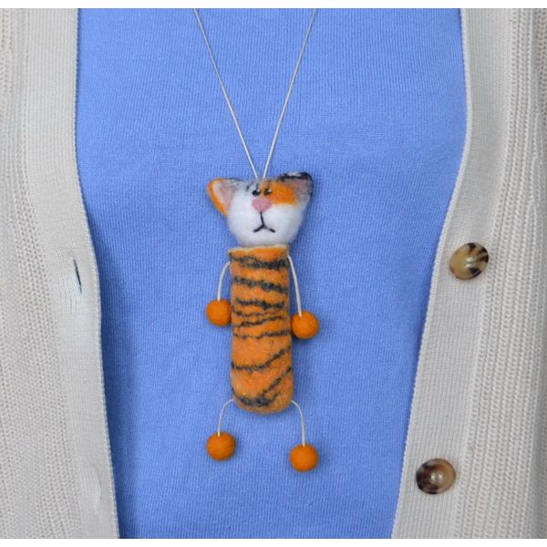 Cat-chapstic-lighter-lip-balm-lipstick-neck-holder-funny-necklace-pendant-pouch