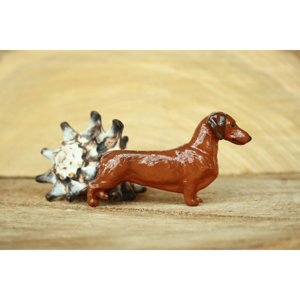 Figurine red smooth dachshund