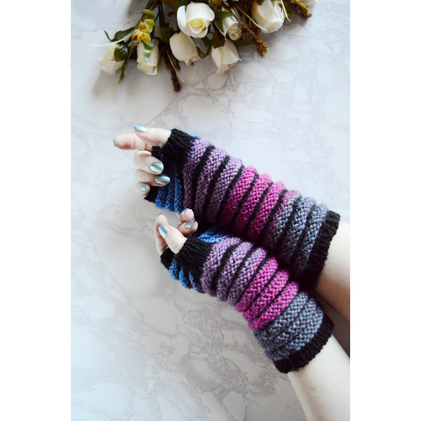 Striped_knitted_ mittens