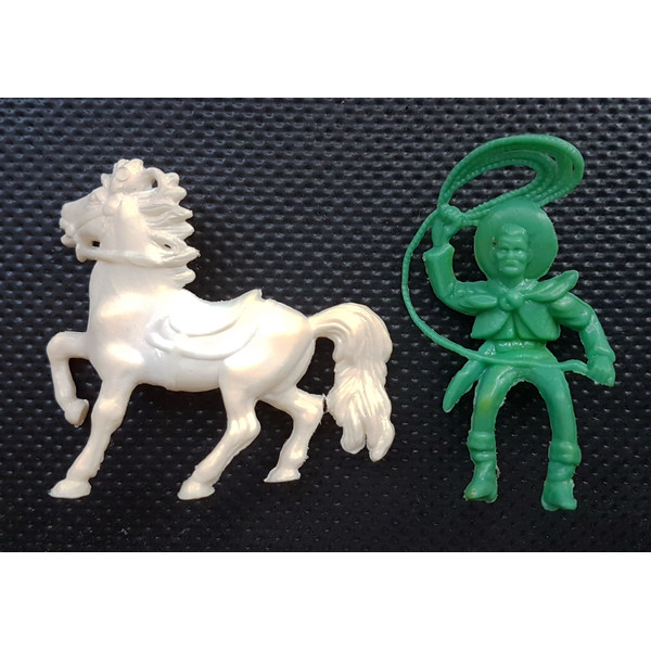 11 Jean Hoeffler Hong Kong plastic toy soldier COWBOY WITH LASSO ON THE HORSE 1970s.jpg