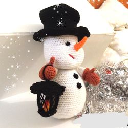Snowman with a lantern. Crochet pattern