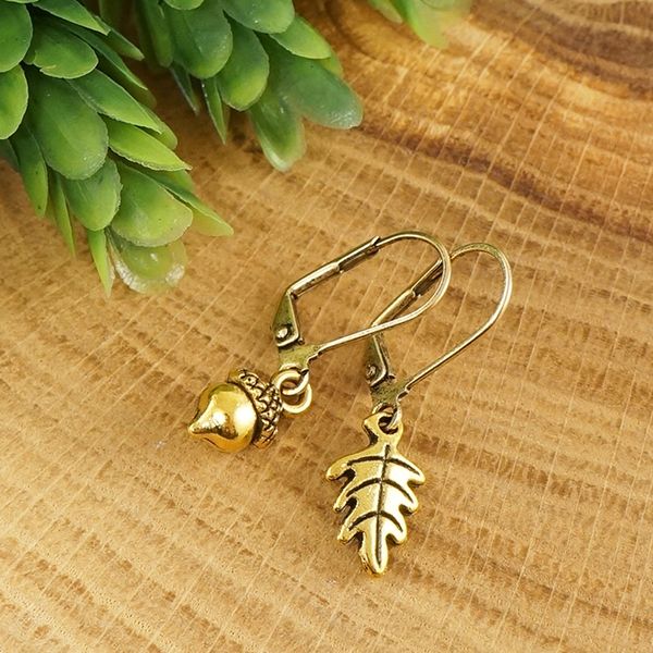 golden-acorn-gold-oak-leaf-mismatched-asymmetric-mono-earrings-jewelry