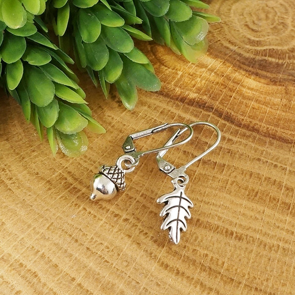 silver-acorn-oak-leaf-mismatched-asymmetric-mono-earrings-jewelry