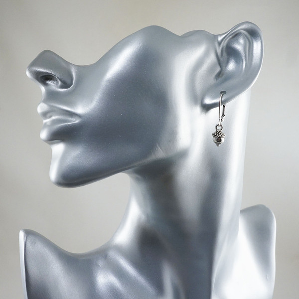 handmade-silver-acorn-dangle-earrings-mono-earring-jewelry