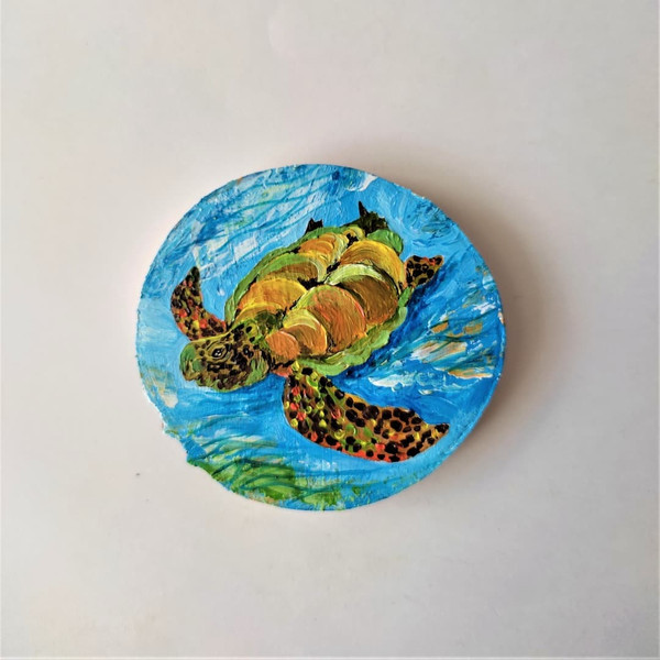 Handwritten-portrait-of-a-sea-turtle-on-a-small-round-wooden-board-by-acrylic-paints-4.jpg