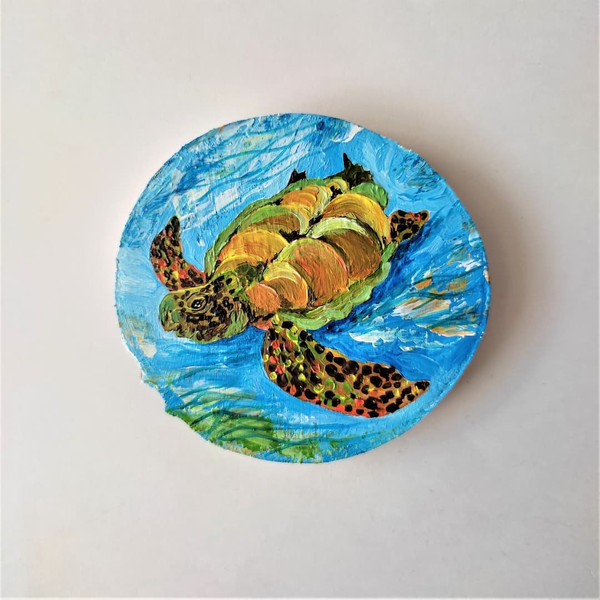Handwritten-portrait-of-a-sea-turtle-on-a-small-round-wooden-board-by-acrylic-paints-5.jpg