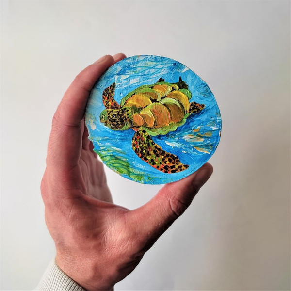 Handwritten-portrait-of-a-sea-turtle-on-a-small-round-wooden-board-by-acrylic-paints-8.jpg