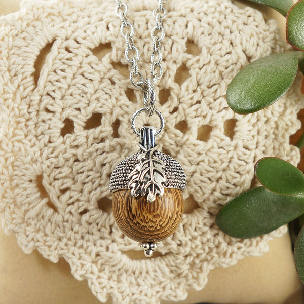 silver-acorn-oak-leaf-brown-beige-wooden-acorn-pendant-necklace-jewelry