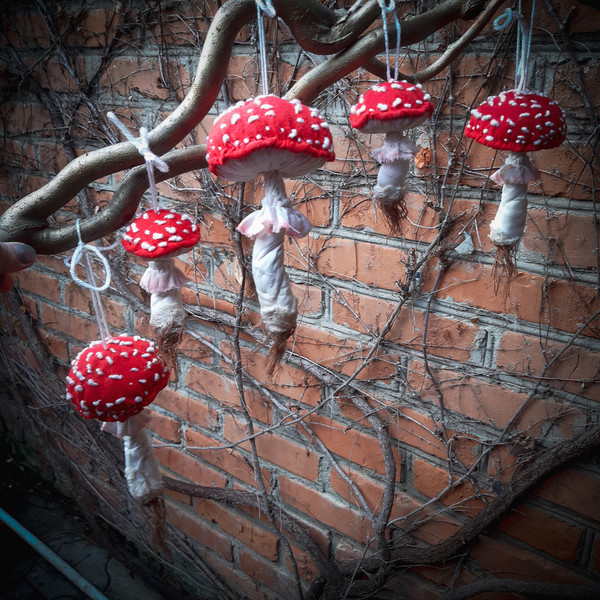 The- textile- sculpture- of- fly- agaric- mushrooms- is -made- of -cotton- fabric1.jpg