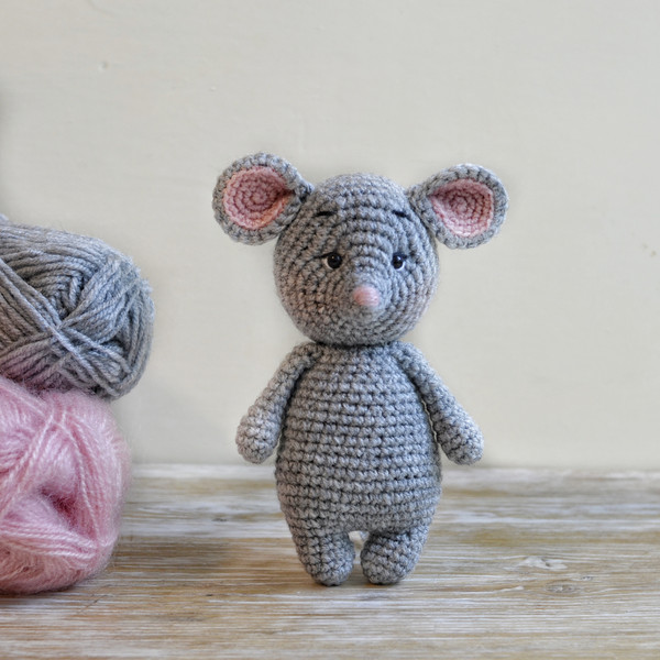 Crochet mouse with yarn