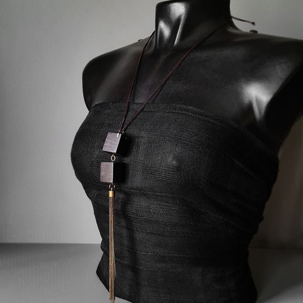 Pendant necklace on a mannequin 1