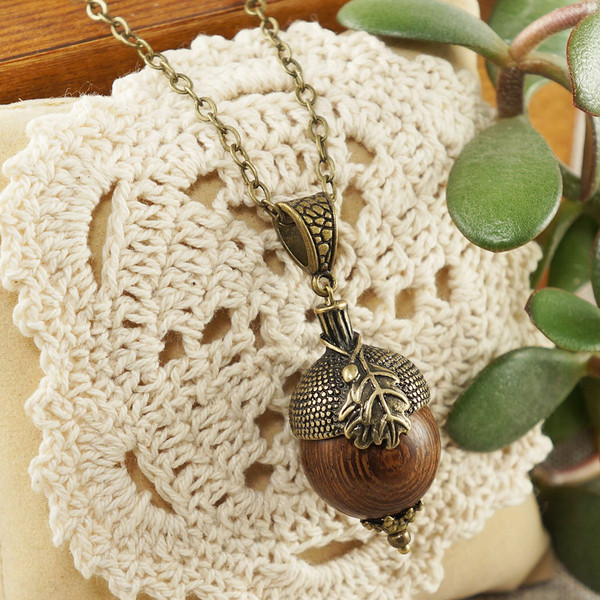 brown-wooden-acorn-bronze-oak-leaf-forest-woodland-nature-botanical-pendant-necklace-jewelry