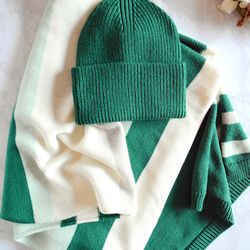 Knitted set hat and scarf stole emerald green