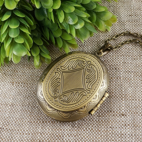 large-oval-brass-bronze-photo-locket-keepsake-pendant-necklace-secret-wish-keeper-box-memorable-jewelry-gift