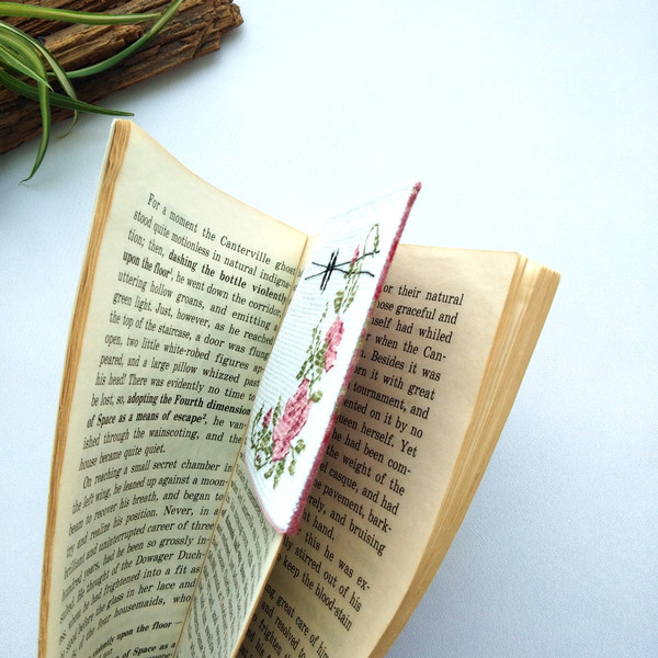 Personalized-corner-bookmark-hand-embroidered-birds-roses-gift-woman-3.jpg