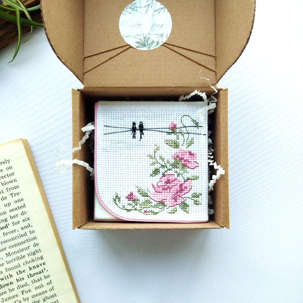 Personalized-corner-bookmark-hand-embroidered-birds-roses-gift-woman-6.jpg