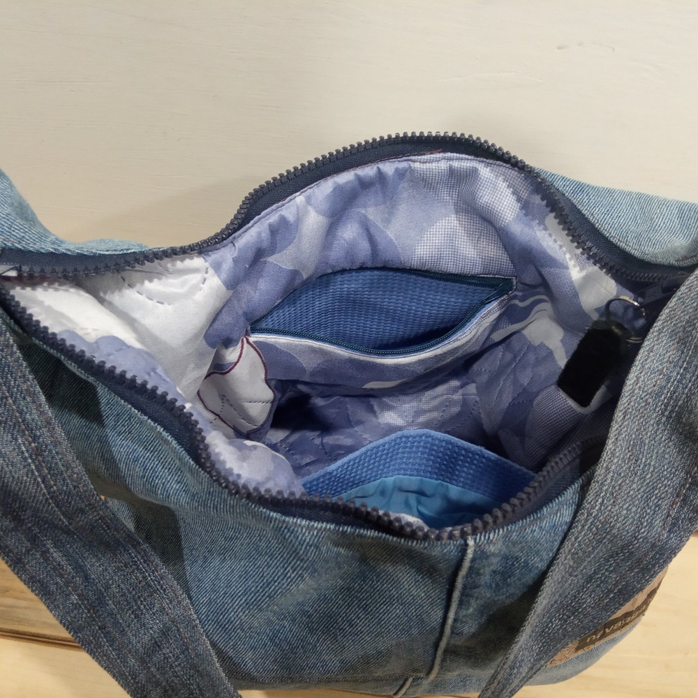 Mbbd2cJP2kjpgjeans bag inside there is a quilted polysatin and 2 pockets one with a zipper
