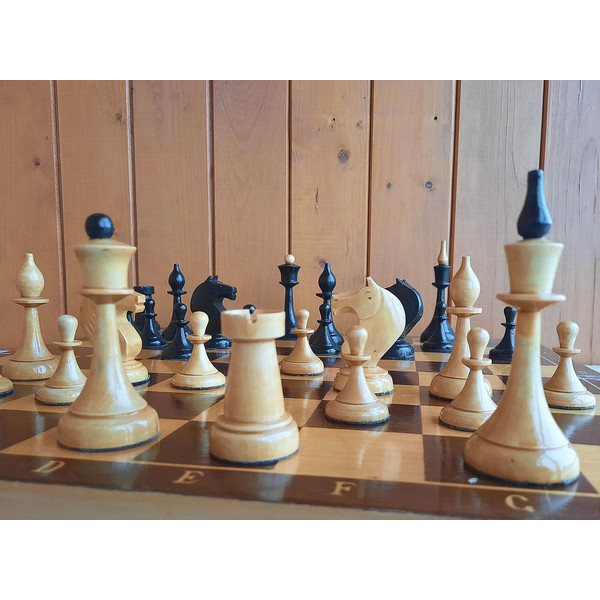 45_cm_board_&_chessmen96.jpg