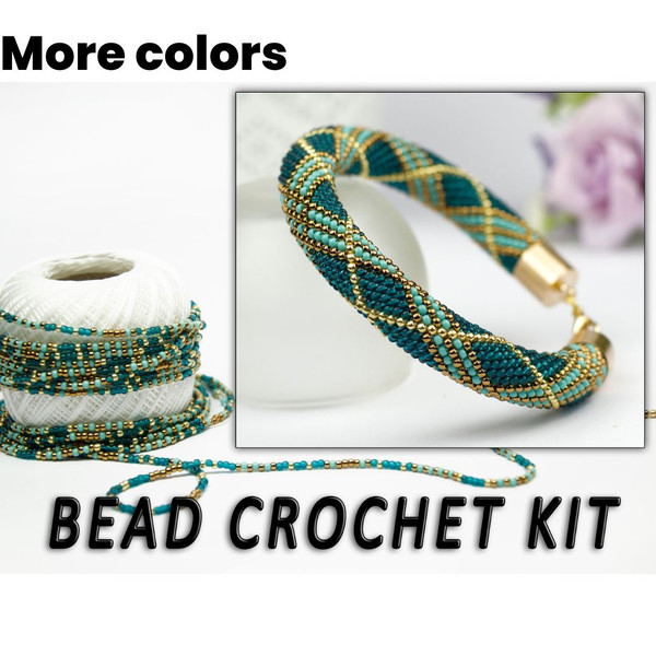 Beads strung on a thread according to the pattern for making your own emerald green bracelet